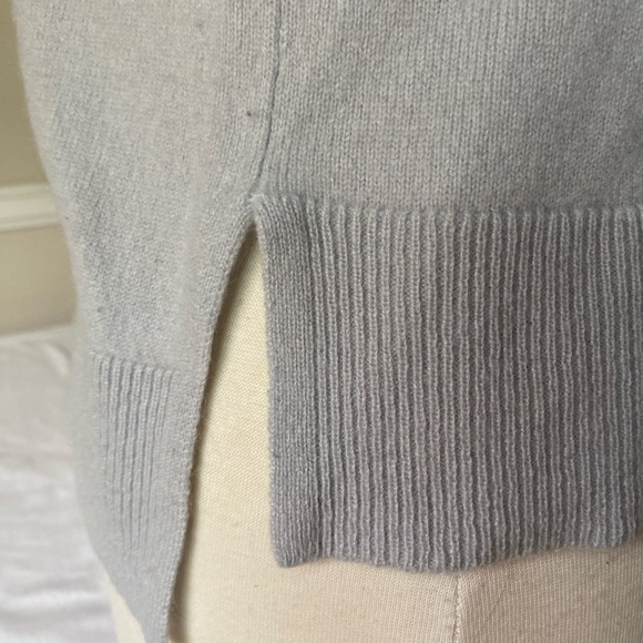 Aqua Cashmere Sky-Blue Crewneck Cashmere Sweater. Women’s S. Reverse Seam Detail - Picture 9 of 10